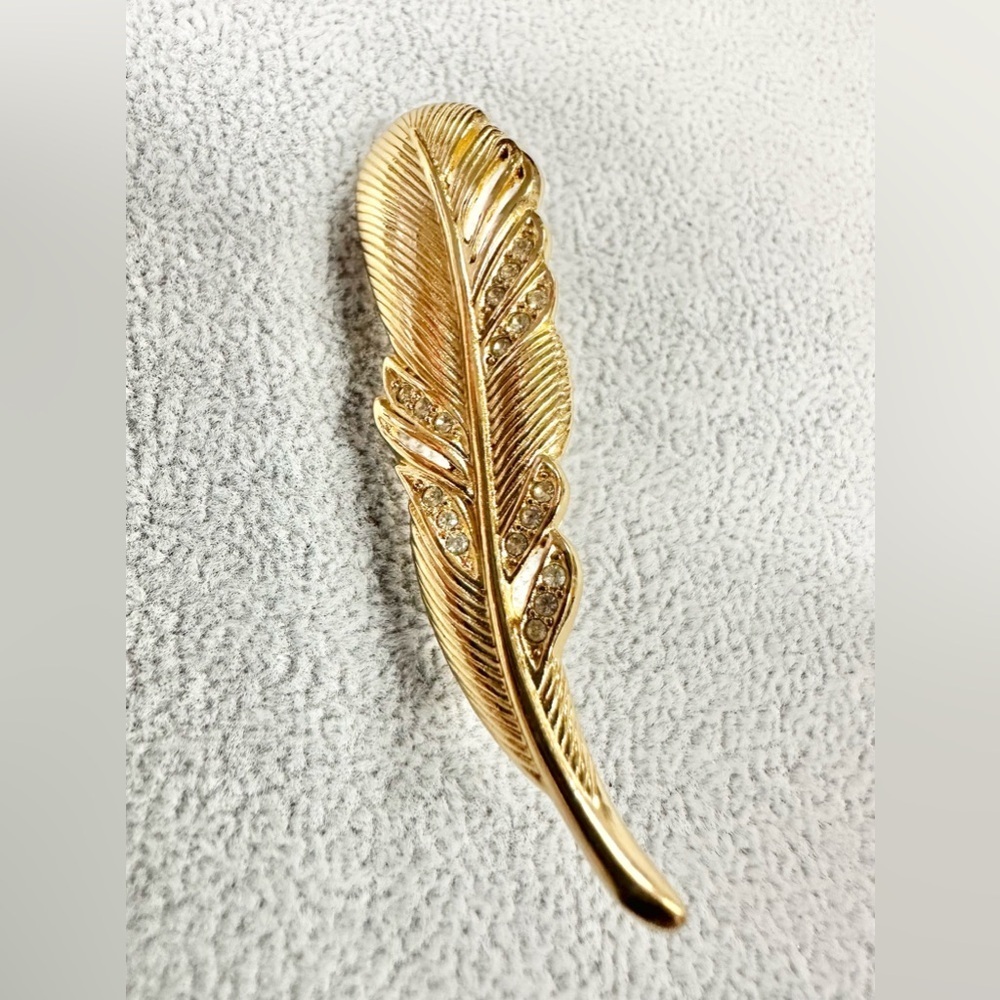 Christian Dior 1970s Vintage Gold Plated Textured Feather Leaf Crystals Brooch - Picture 2 of 4